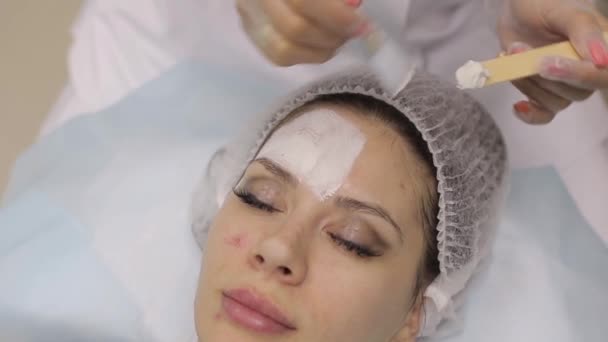 Removedor de acné blackhead. Rostro femenino, clínica de belleza . — Vídeos de Stock