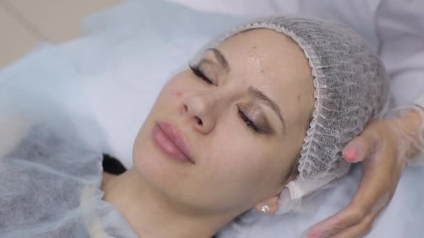 Akné pupínek remover. Ženská tvář, beauty clinic. — Stock video