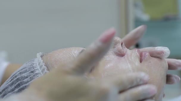 L'acné dissolvant pour points noirs. Visage féminin, clinique de beauté . — Video