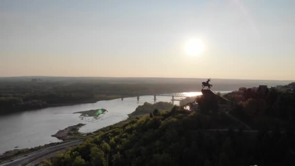 UFA, Ρωσική Ομοσπονδία - 1 Αυγούστου 2018: Μνημείο Salavat Yulayev, Ufa, ηλιοβασίλεμα Μπασκορτοστάν, Ρωσία, πτηνών μάτι θέα — Αρχείο Βίντεο