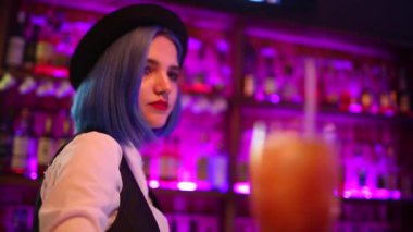 Yakışıklı barmen profesyonel kokteyli içki yapım lüks