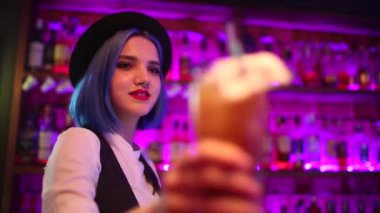 Yakışıklı barmen profesyonel kokteyli içki yapım lüks