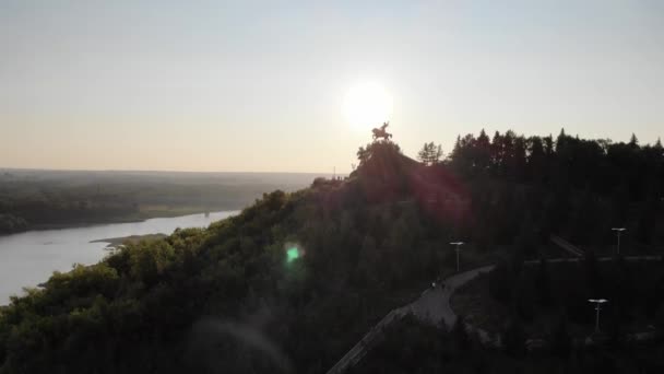 Ufa, Rusya Federasyonu - 1 Ağustos 2018: anıt Salavat Yulayev, Ufa, Başkurdistan, Rusya günbatımı, kuş bakışı manzaralar — Stok video