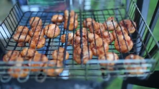 Champignons bruin champignon poribello gekookt op de grill of barbecue, en kleine druppels water. Voorbereiding paddestoelen op grill Portiballo gebeitst. Gebakken groenten op grill closeup. — Stockvideo