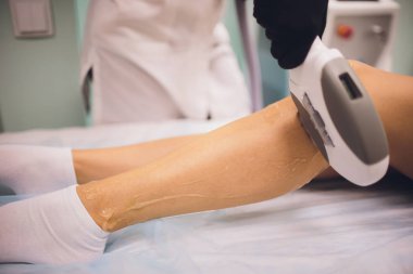 Saç kaldırma kozmetik yordam kozmetik güzellik spa klinikte bir terapist. Lazer epilasyon. Kozmetik ve Spa konsept.