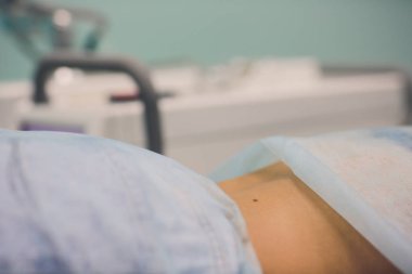 Kozmetik salonda benign tümör çıkarılması. Dermatolojide sıvı azot kullanımı.