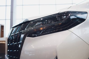 Modern LED farlardan birinin detaylarını kapat..