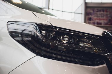 Modern LED farlardan birinin detaylarını kapat..