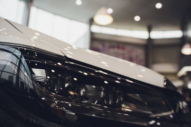 Modern LED farlardan birinin detaylarını kapat..