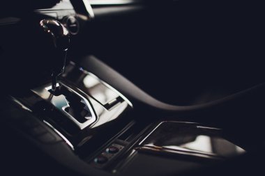 otomatik şanzıman vites düzeyi ile çift kavramalı. modern iç.