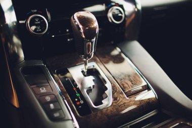 otomatik şanzıman vites düzeyi ile çift kavramalı. modern iç.