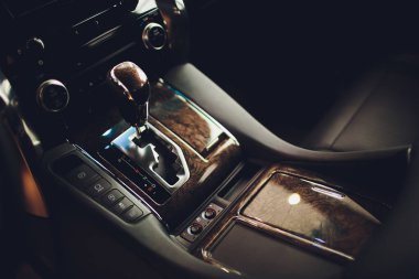 otomatik şanzıman vites düzeyi ile çift kavramalı. modern iç.