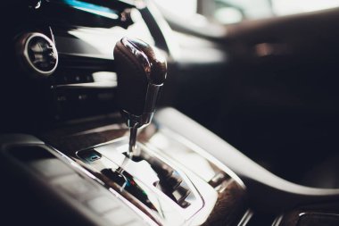 otomatik şanzıman vites düzeyi ile çift kavramalı. modern iç.