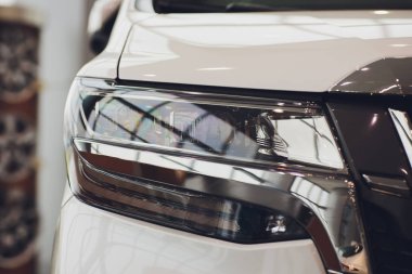 Modern LED farlardan birinin detaylarını kapat..