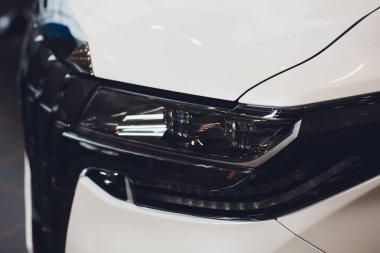 Modern LED farlardan birinin detaylarını kapat..