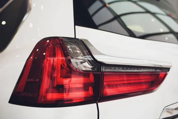 세부 백라이트 꼬리 빛 램프에서 후방 자동차 자동. — 스톡 사진