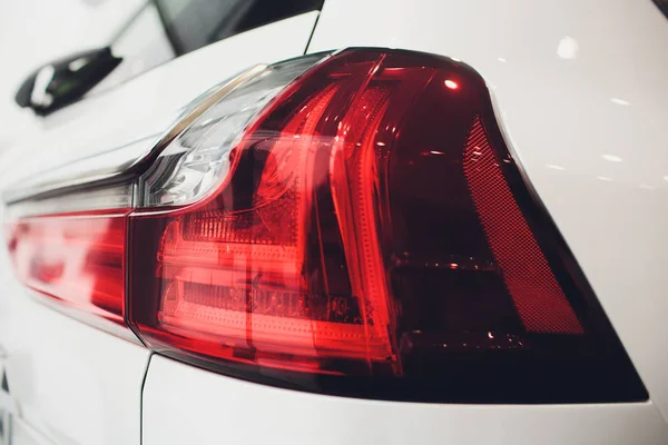 세부 백라이트 꼬리 빛 램프에서 후방 자동차 자동. — 스톡 사진
