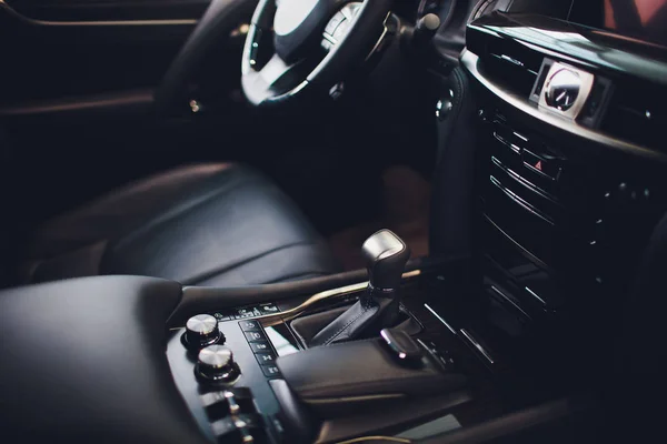 Tapicería de cuero en el interior del coche moderno . — Foto de Stock