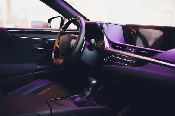Estofos de couro dentro do carro interior moderno . — Fotografia de Stock