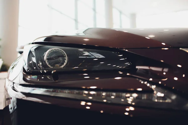 Detalhe de perto em um dos faróis LED carro moderno. — Fotografia de Stock