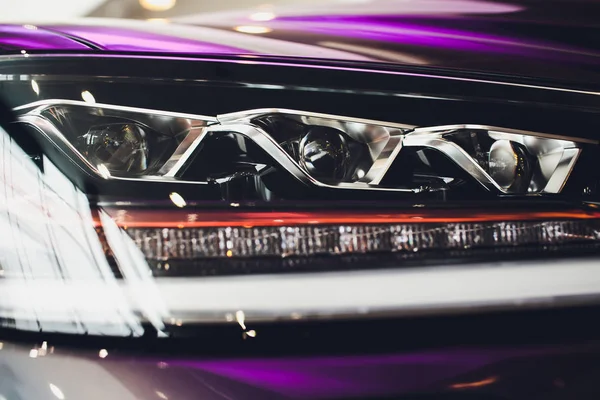 Nahaufnahme Detail auf einem der LED-Scheinwerfer modernes Auto. — Stockfoto