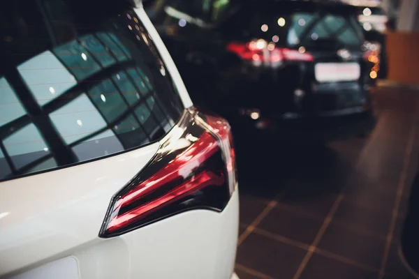 Blick auf das neue Auto im neuen Autohaus. — Stockfoto