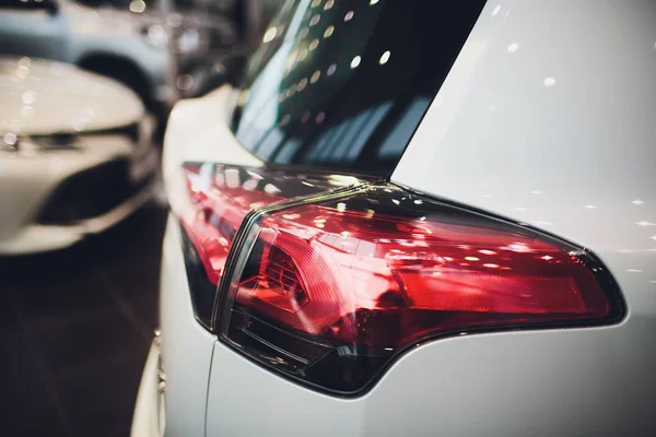 Vista de fila coche nuevo en la sala de exposición de coches nuevos . —  Fotos de Stock