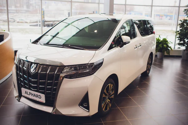 Ufa, russland, toyota shop, 5. november 2018: toyota alphard car wird bei toyota ausgestellt. — Stockfoto