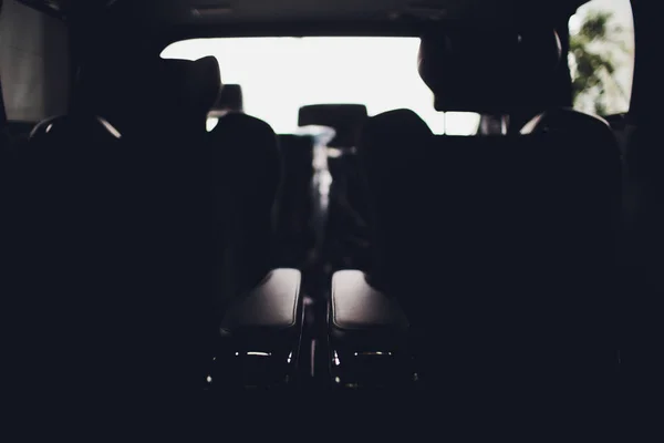 Coche de lujo dentro. Interior de prestigio coche moderno. Cómodos asientos de cuero. Cabina de cuero perforado negro con fondo negro aislado . — Foto de Stock