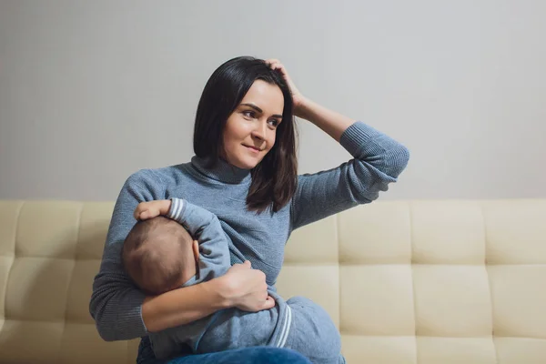 Bebé comiendo leche de madres. Madre amamantando al bebé. Hermosa mamá amamantando a su hijo recién nacido. Mujer joven amamantando y alimentando al bebé. Concepto de lactancia infantil . —  Fotos de Stock