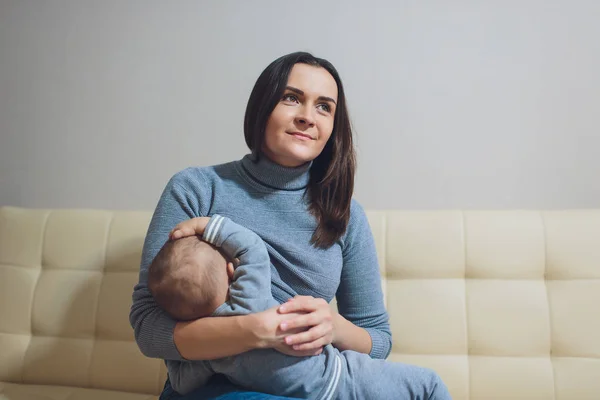 Bebé comiendo leche de madres. Madre amamantando al bebé. Hermosa mamá amamantando a su hijo recién nacido. Mujer joven amamantando y alimentando al bebé. Concepto de lactancia infantil . —  Fotos de Stock