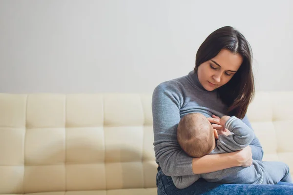 Baby eten van moeders melk. Moeder borstvoeding de baby. Mooie moeder borstvoeding haar pasgeboren kind. Jonge vrouw de verpleegkunde en de voeding van de baby. Concept van borstvoeding baby. — Stockfoto