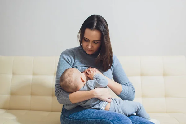 Bebé comiendo leche de madres. Madre amamantando al bebé. Hermosa mamá amamantando a su hijo recién nacido. Mujer joven amamantando y alimentando al bebé. Concepto de lactancia infantil . —  Fotos de Stock