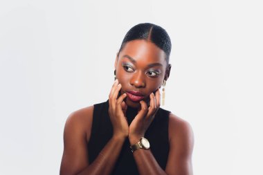 Oldukça Afrikalı-Amerikalı kadın Close-up. beyaz izole
