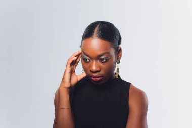 Oldukça Afrikalı-Amerikalı kadın Close-up. dalgın ile izole üzerinde beyaz ifade düşünürken, hakkında bir şey düşünen