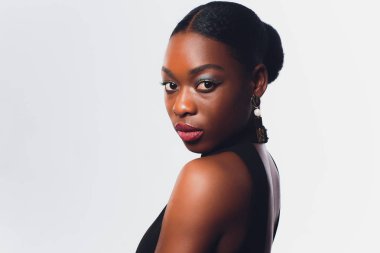 Oldukça Afrikalı-Amerikalı kadın Close-up. beyaz izole