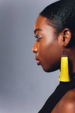 Oldukça Afrikalı-Amerikalı kadın Close-up. beyaz izole