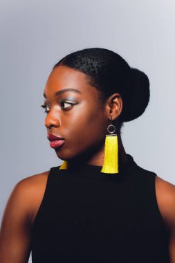 Oldukça Afrikalı-Amerikalı kadın Close-up. beyaz izole