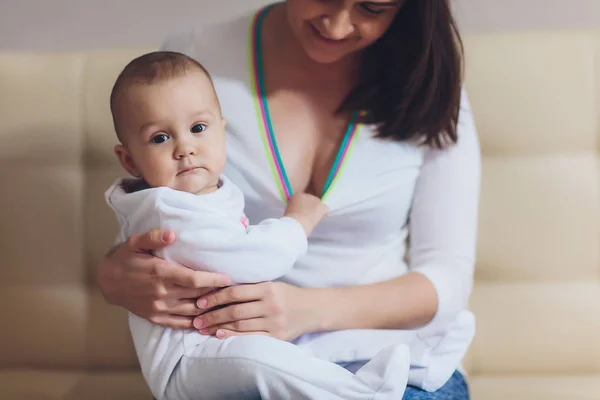 Baby eten van moeders melk. Moeder borstvoeding de baby. Mooie moeder borstvoeding haar pasgeboren kind. Jonge vrouw de verpleegkunde en de voeding van de baby. Concept van borstvoeding baby. — Stockfoto