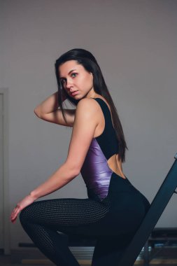 sevimli kadın veya kız bir spor salonunda slim fit vücut ile genç güzel.