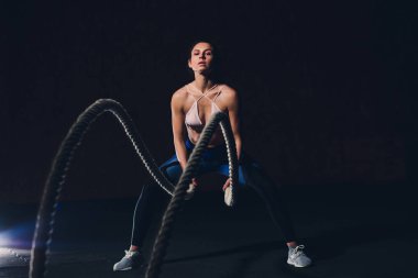 ipleri kutusu spor salonu boşaltmak güven motivasyon spor yaşam tarzı etkinlik hobi sağlıklı güçlü kadınlık eğitim ile çalışma dışarı güzel atletik kadın.