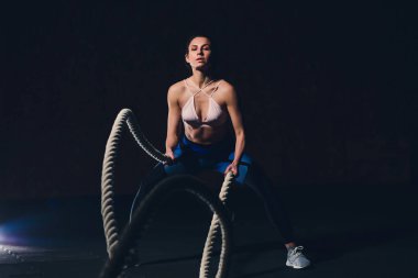 ipleri kutusu spor salonu boşaltmak güven motivasyon spor yaşam tarzı etkinlik hobi sağlıklı güçlü kadınlık eğitim ile çalışma dışarı güzel atletik kadın.