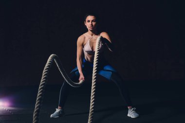 ipleri kutusu spor salonu boşaltmak güven motivasyon spor yaşam tarzı etkinlik hobi sağlıklı güçlü kadınlık eğitim ile çalışma dışarı güzel atletik kadın.