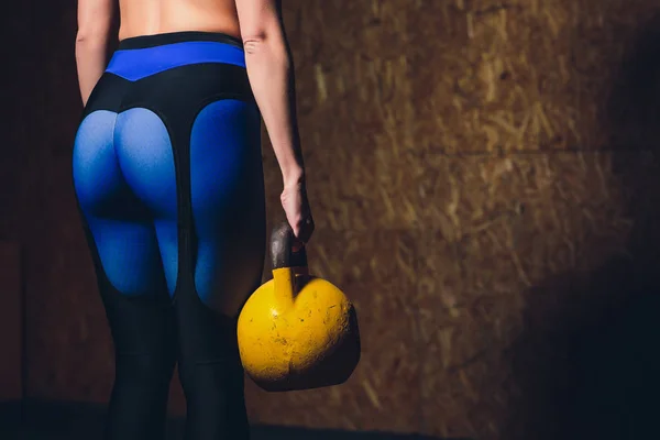 若い女性ケトルベルの重量と運動. — ストック写真