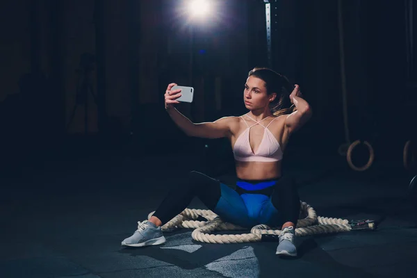 Esporte mulher sorriso na câmera auto-imagem no ginásio, jovem se imaginar exercitando centro de fitness . — Fotografia de Stock