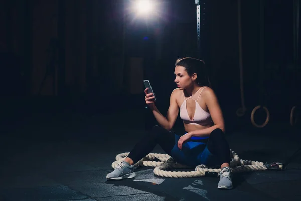 Sport nő mosolyog a kamera saját kép, tornaterem, fiatal lány kép magát edzés fitnesz központ. — Stock Fotó