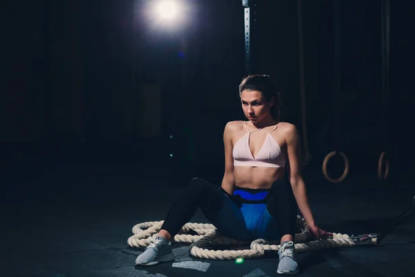 Spor kadın gülüşe kamera kendi kendine resim spor salonunda, genç kız kendini fitness merkezinde egzersiz resim. — Stok fotoğraf