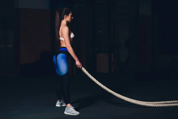 Piękna kobieta lekkoatletycznego wypracowania z liny pole siłowni lato zaufanie motywacji sport styl życia aktywność hobby zdrowe silną kobiecość szkolenia. — Zdjęcie stockowe