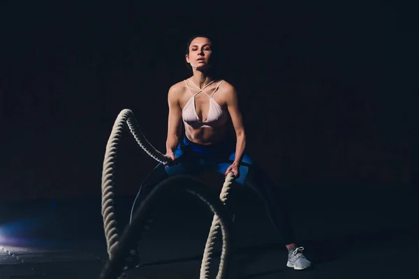 Hermosa mujer atlética haciendo ejercicio con cuerdas caja gimnasio copyspace confianza motivación deportes estilo de vida actividad afición saludable poderosa feminidad entrenamiento . — Foto de Stock