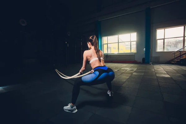 Bela mulher atlética trabalhando com cordas caixa ginásio copyspace confiança motivação esportes estilo de vida atividade hobby saudável poderoso treinamento de feminilidade . — Fotografia de Stock
